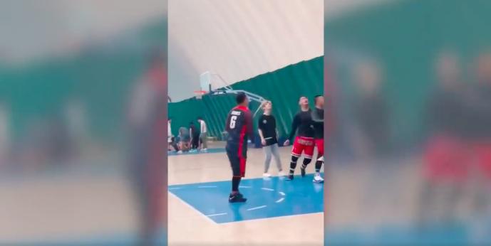 邓超鹿晗情侣装,邓超鹿晗篮球场合照