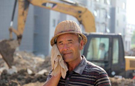 农民工捡到了一个手机,捡到苹果手机人家报警了还能用吗