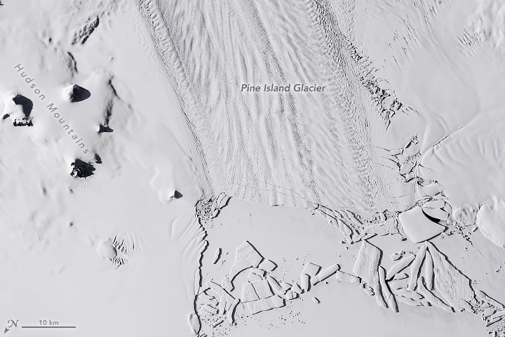 南极发现大型冰山冰裂,南极冰川加速融化138座火山后果