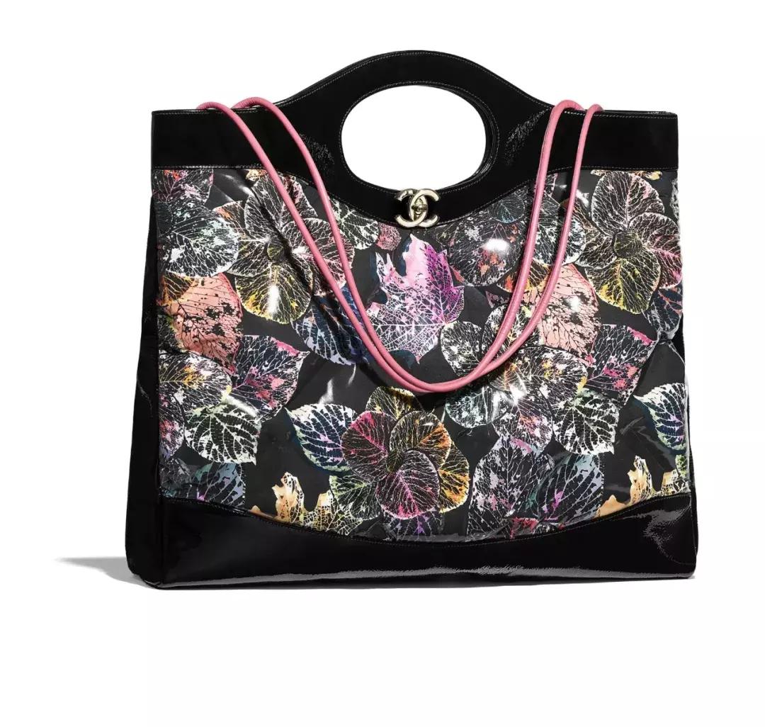 购买新款女性包包,女子买新包