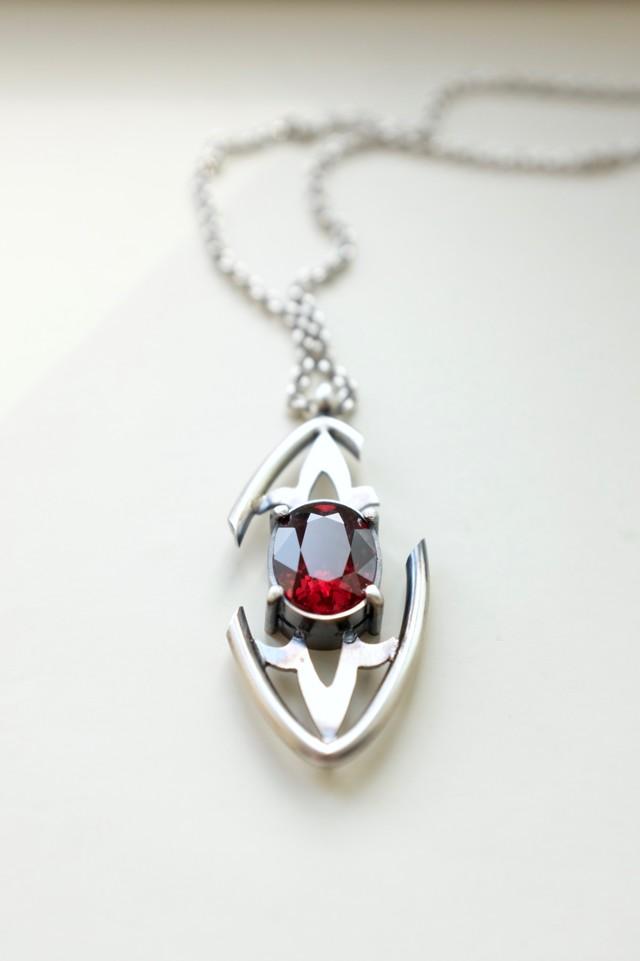 高端的石榴石宝石,石榴石是一种石榴籽般的晶体