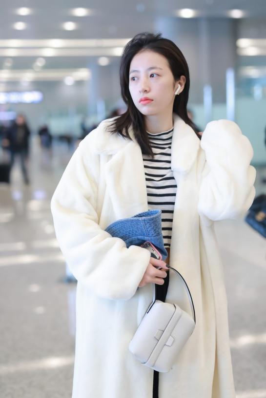 冬季穿一身白超时髦，和周雨彤学习白色服饰搭配，清纯又显白
