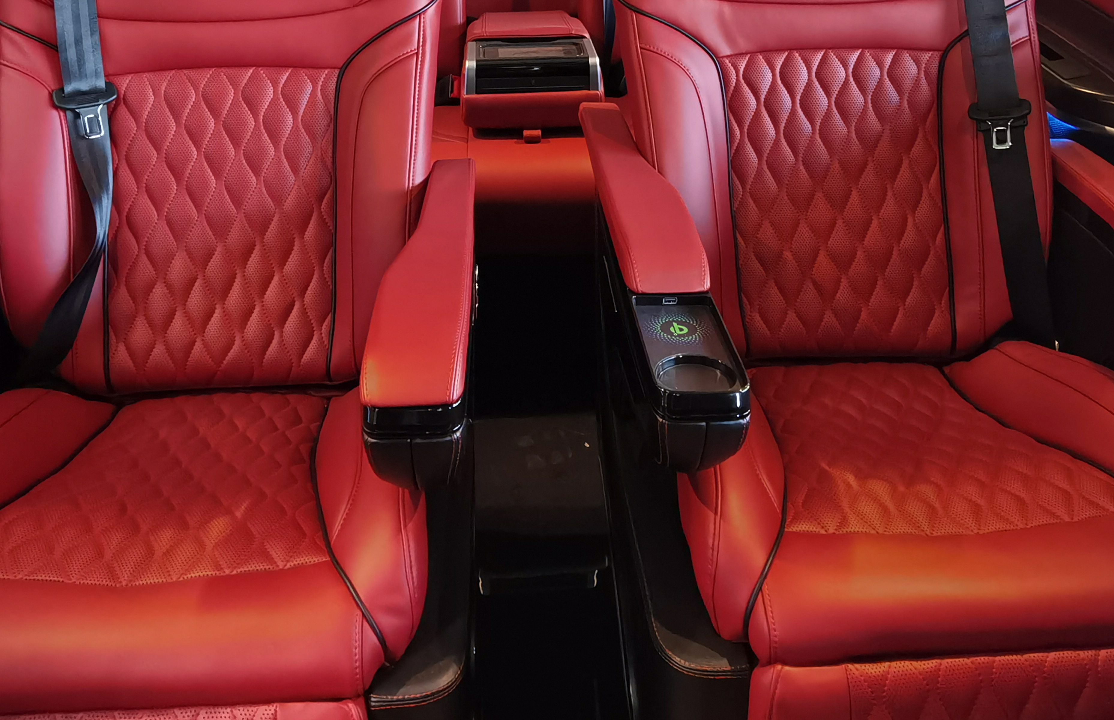 从简约到惊艳，奔驰V级商务车巅峰对决，同样的价格你会选谁？