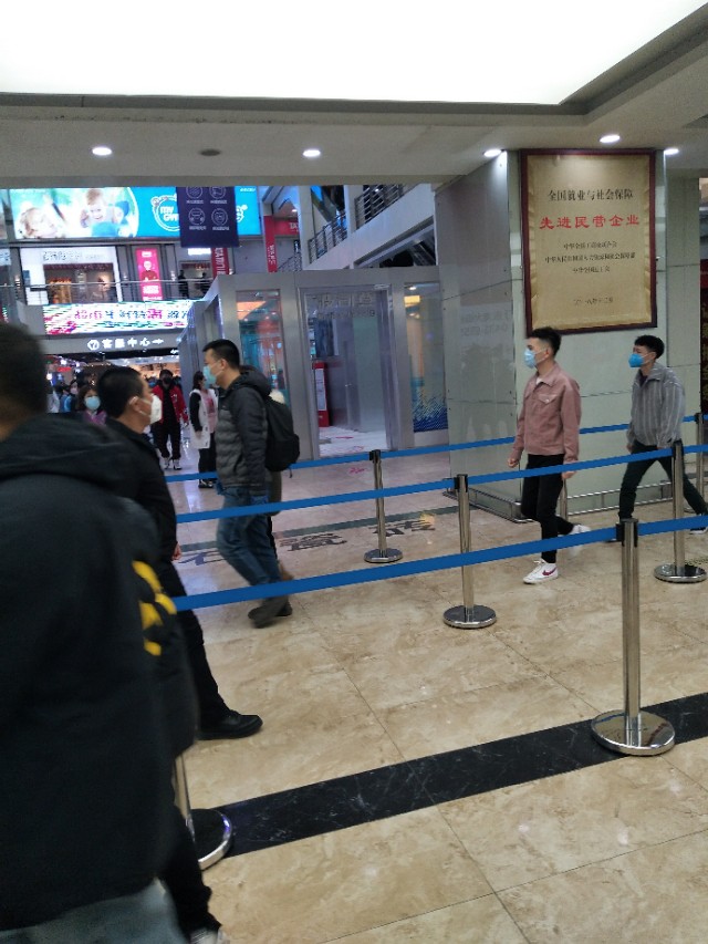 2月23号长春欧亚卖场的掠影，完全的智能检测系统，测体温不停步