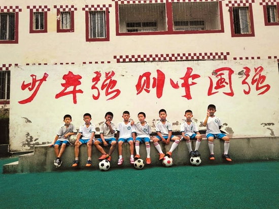 背篼当球门塑料瓶当足球泸定这群山里娃梦想当C罗