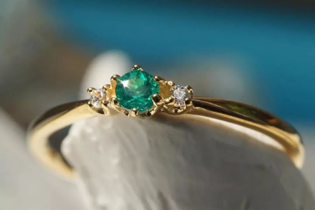 在户外挖到这样宝石千万别扔掉,不怕太阳暴晒的宝石