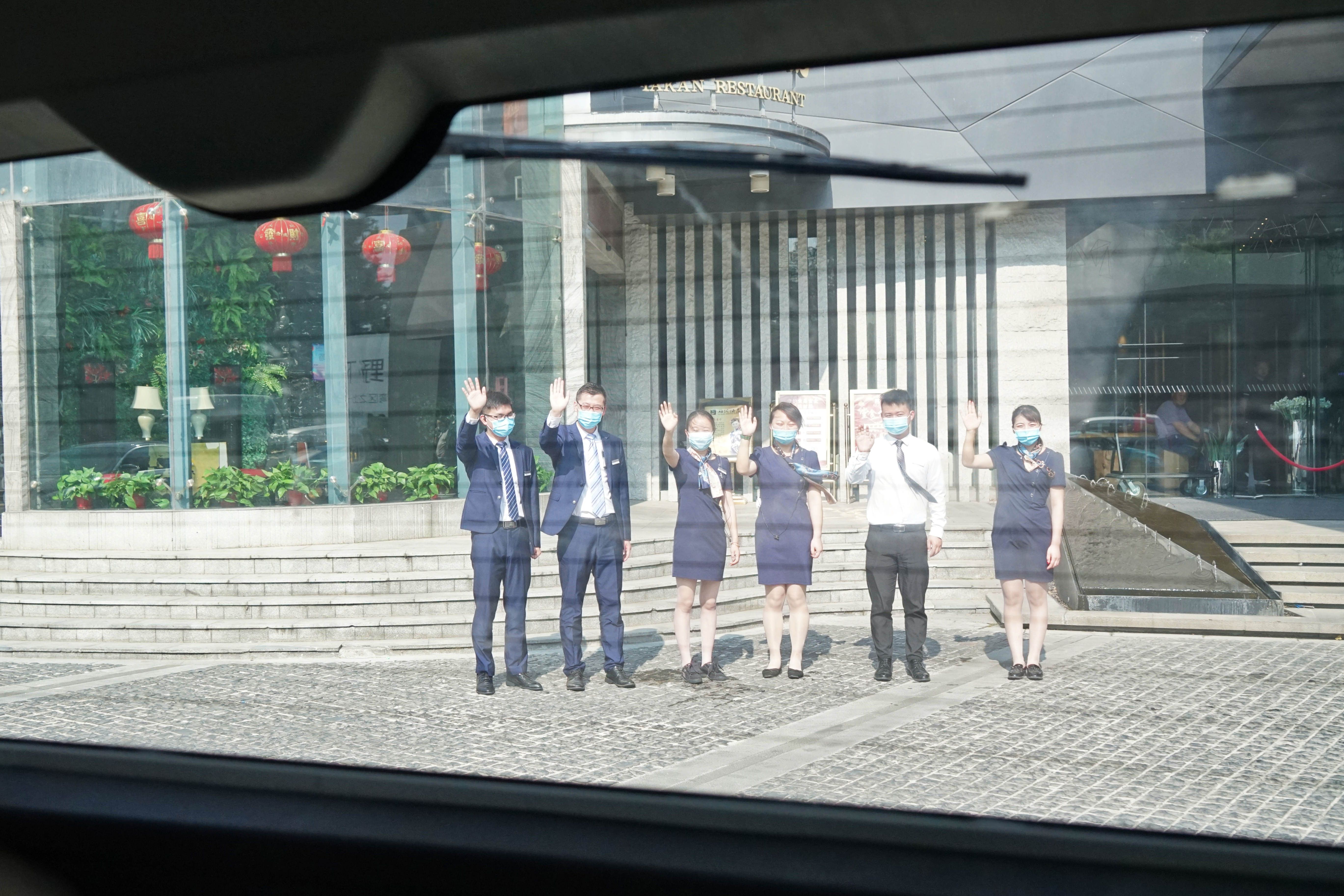 女子在酒店遇到奇葩客人,美女遇到奇葩保镖