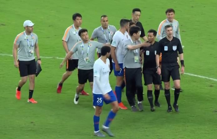 足协杯鲁能争议判罚,足协杯10人鲁能淘汰上港李霄鹏