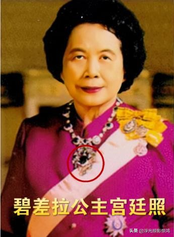 诗妮娜荣宠太甚，佩戴的宫廷绿宝石首饰，王太后诗丽吉都不曾碰过