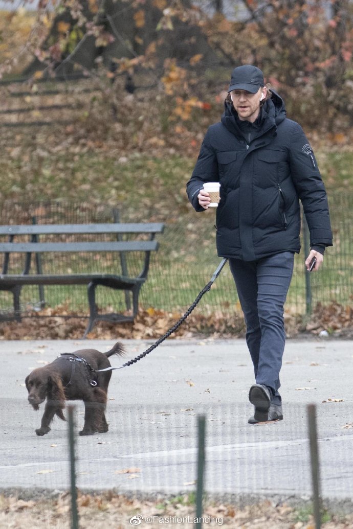 杨幂穿波司登参加活动,杨幂穿搭长靴波司登