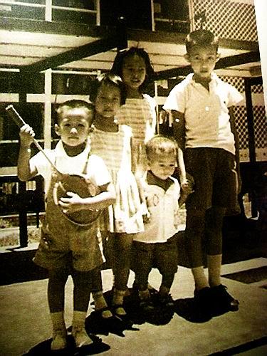 黄家驹葬礼叶世荣图片,黄家驹鼓手叶世荣