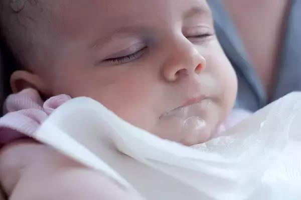 刚出生的宝宝特殊现象,刚出生宝宝吓住了怎么办