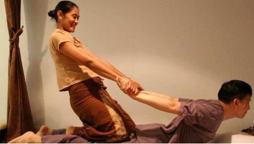 泰国泼水节搞笑事件,泰国泼水节最尴尬的场面