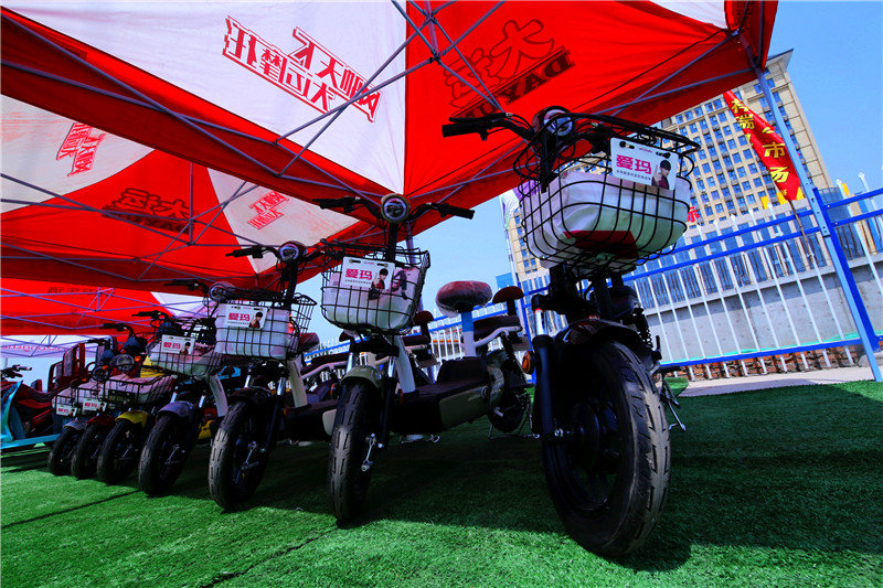 为了带老伴出去游玩方便两千多买了一辆两轮电动车