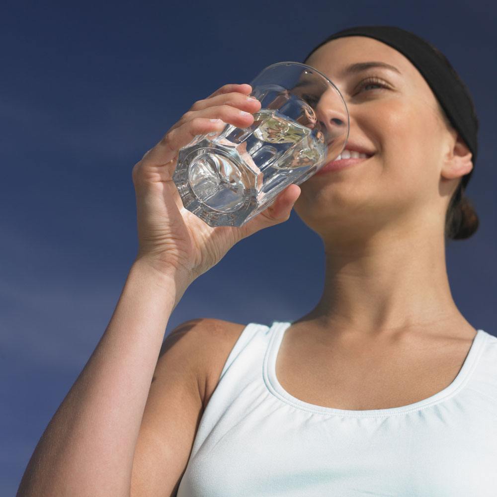 健身后需要补充水，电解质和矿泉水哪个效果更好？