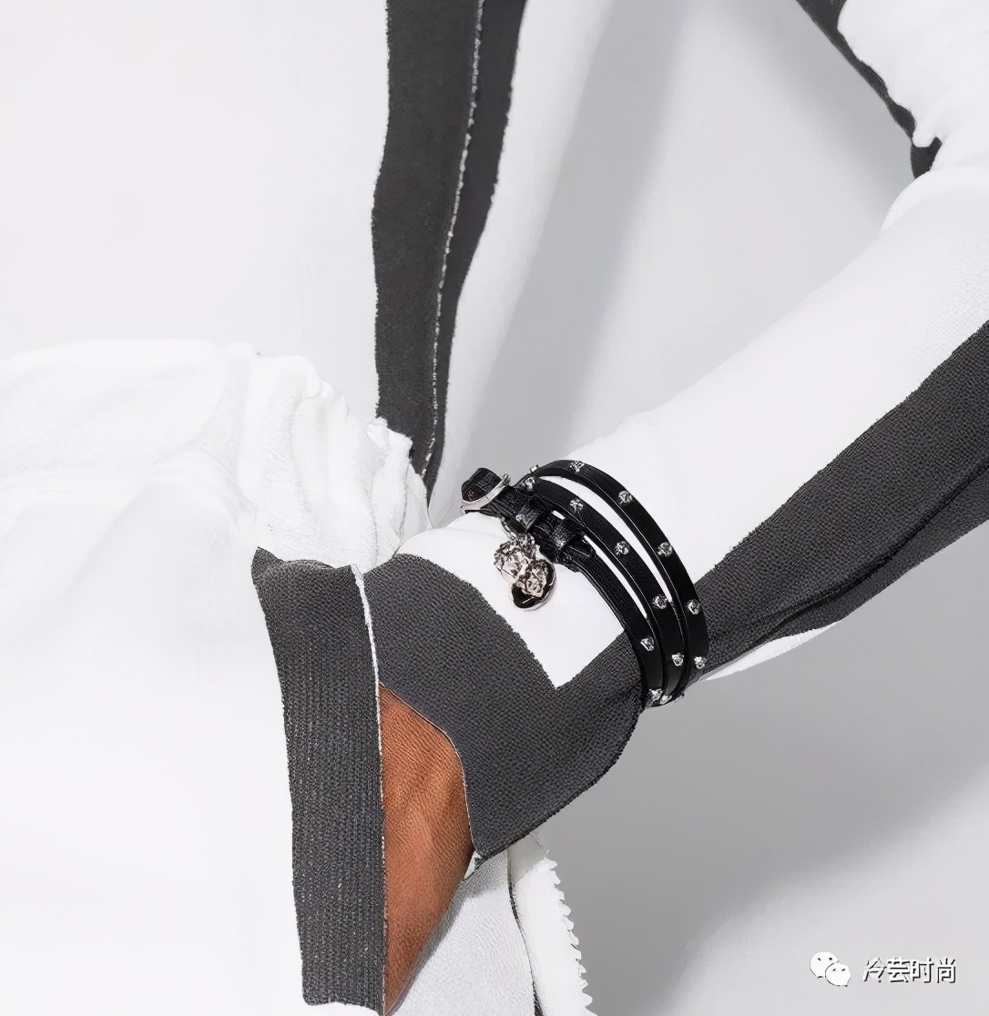 项链的活动扣佩戴方法,项链的佩戴要讲究八大搭配技巧