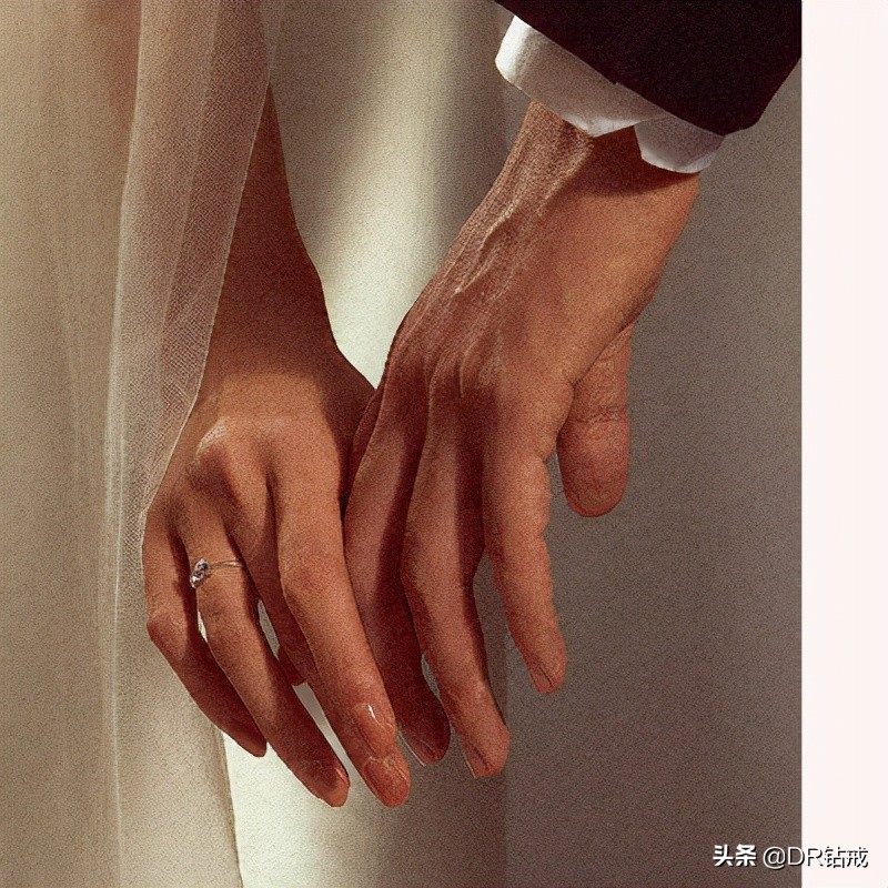 钻戒750戒托发黄怎么办,钻戒可以更换戒托