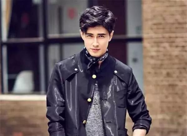 快递小哥杨幂走红,快递小哥和杨幂谁帅