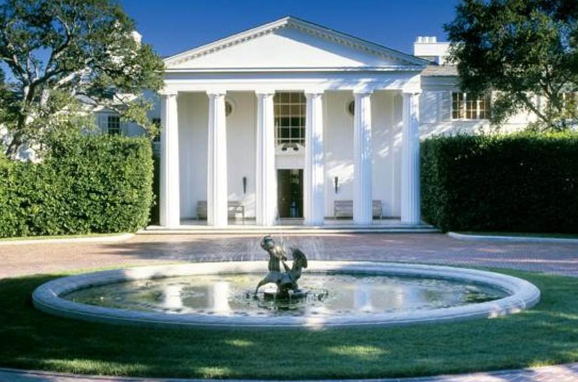 亚洲首富砸20亿为妻子造豪宅,世界首富携新欢现身