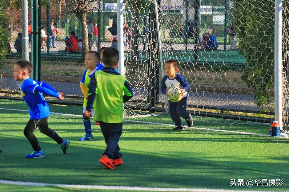 儿童足球训练搞笑瞬间,小孩足球训练10个基本动作