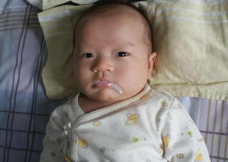 为什么拍嗝了宝宝还会吐,为什么给娃拍嗝会吐奶