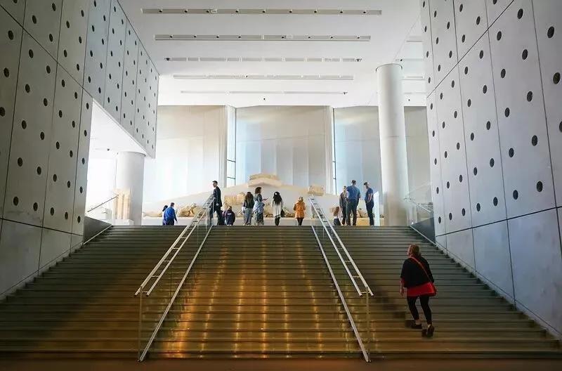 圣罗兰最经典的衣服,圣罗兰最经典款的衣服