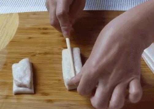 炸油条放了膨松剂还需放明矾吗,油条膨松剂炸油条还放酵母粉吗