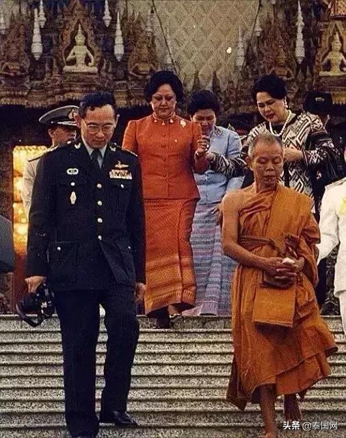 这名一生捐款60亿的高僧走了，曾救人无数，泰王也向他下跪……