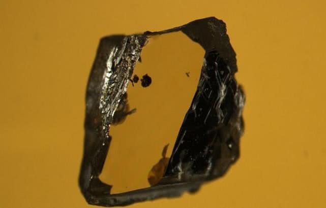 火山喷发喷出黄金,火山喷发石头都喷出来了