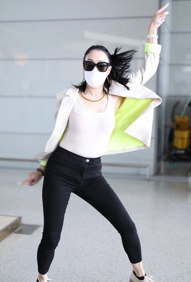 钟丽缇穿吊带外出超自信,钟丽缇穿黑色健美裤