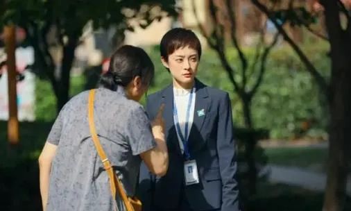 妈妈靠女儿赚钱女儿身患疾病,父母拼命挣钱女儿拼命花钱