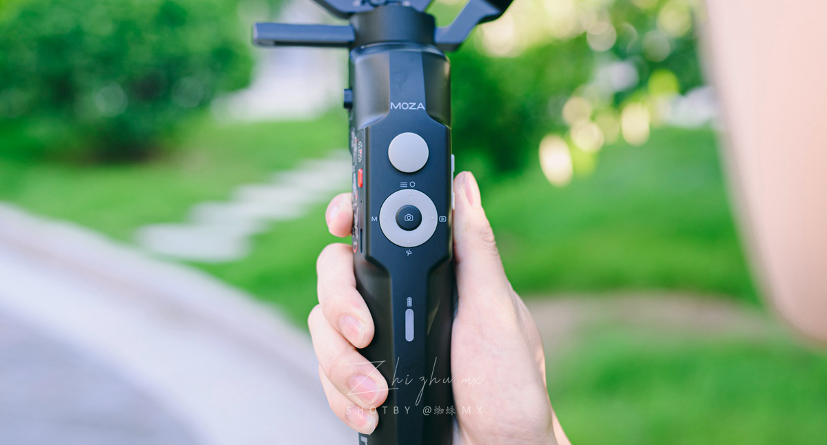 “跨界级”专业防抖,手机和微单都可用,普通人的视频“法宝”