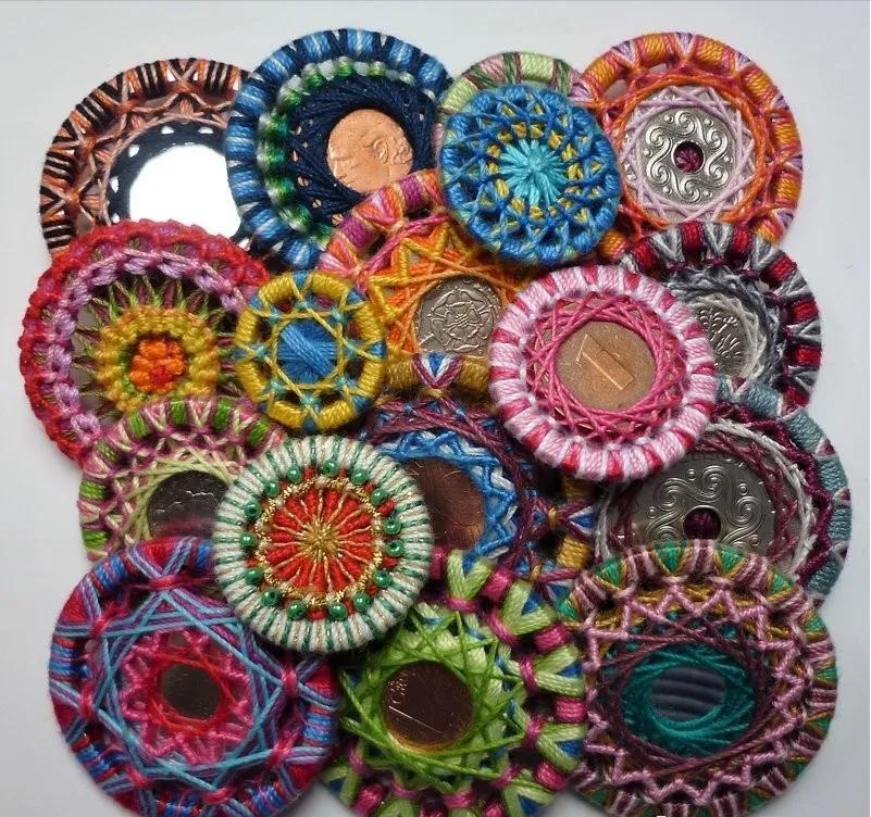 一个圆周边加一点装饰,用彩线做简单的小装饰