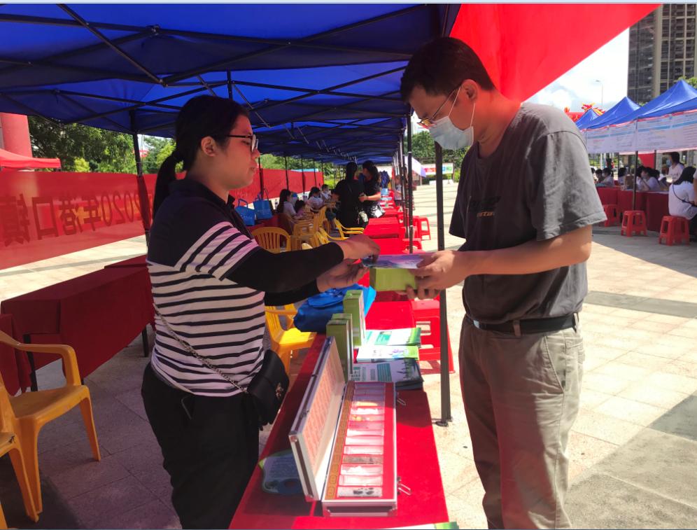 港口镇开展火眼金睛辨别伪装*品毒**禁毒宣传活动