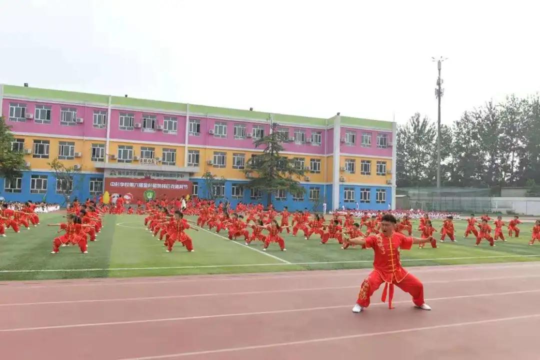 一共有207人参加体操表演,一百多人体育节开场