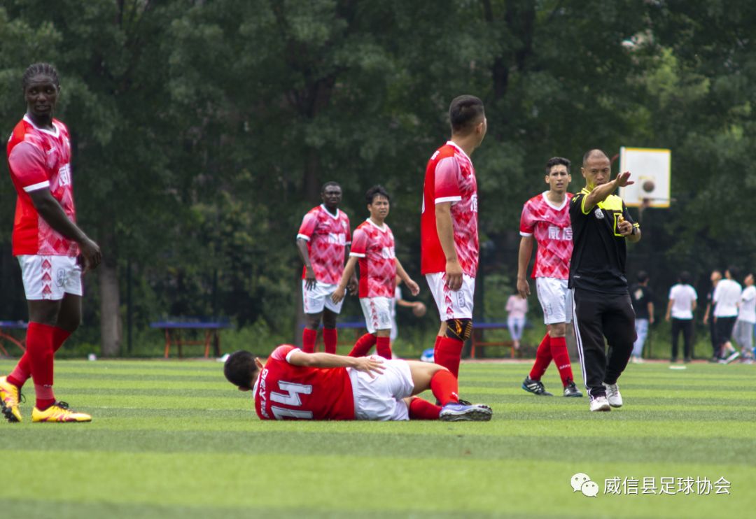 三市镇的足球比赛,我县首次举办全国县域足球赛事