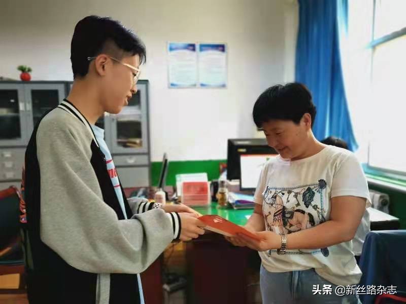 特别的“教师节”礼物——蒲城中学学子自制贺卡谢师恩