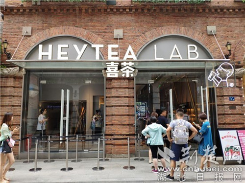 网红奶茶排队8小时,为一杯网红奶茶排队多久