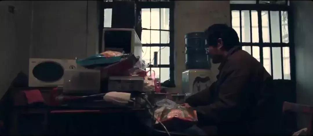 删*片毛**,讲荤段子,还不洗澡,但他教出的学生却能为刘德华写歌