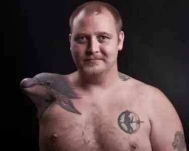 用纹身掩盖自己的伤疤,纹身是为了掩盖伤疤