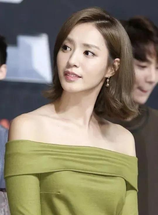 身材不输女星柳岩,关婷娜身材不输柳岩