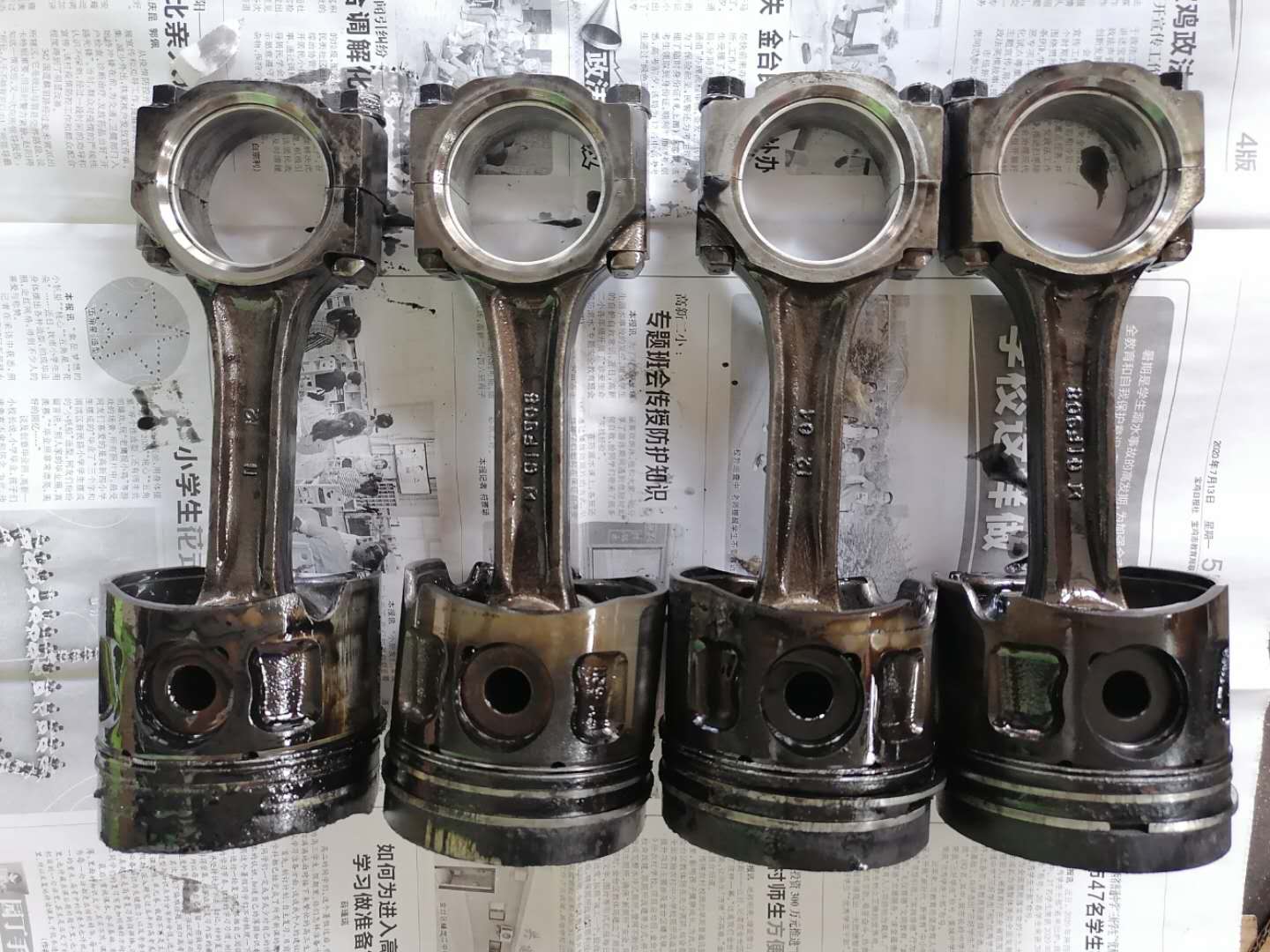 才跑4万公里货车烧机油怎么回事,发动机烧机油活塞发黑