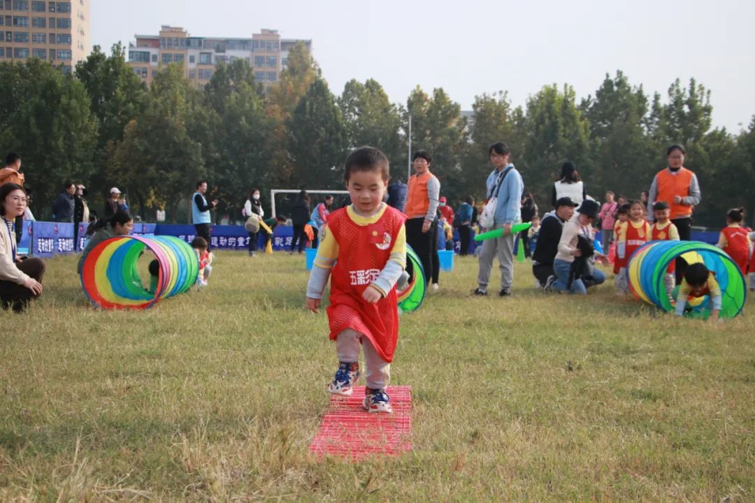 「五彩球运动」“宝贝向前冲”红黄蓝五彩球运动激情开幕