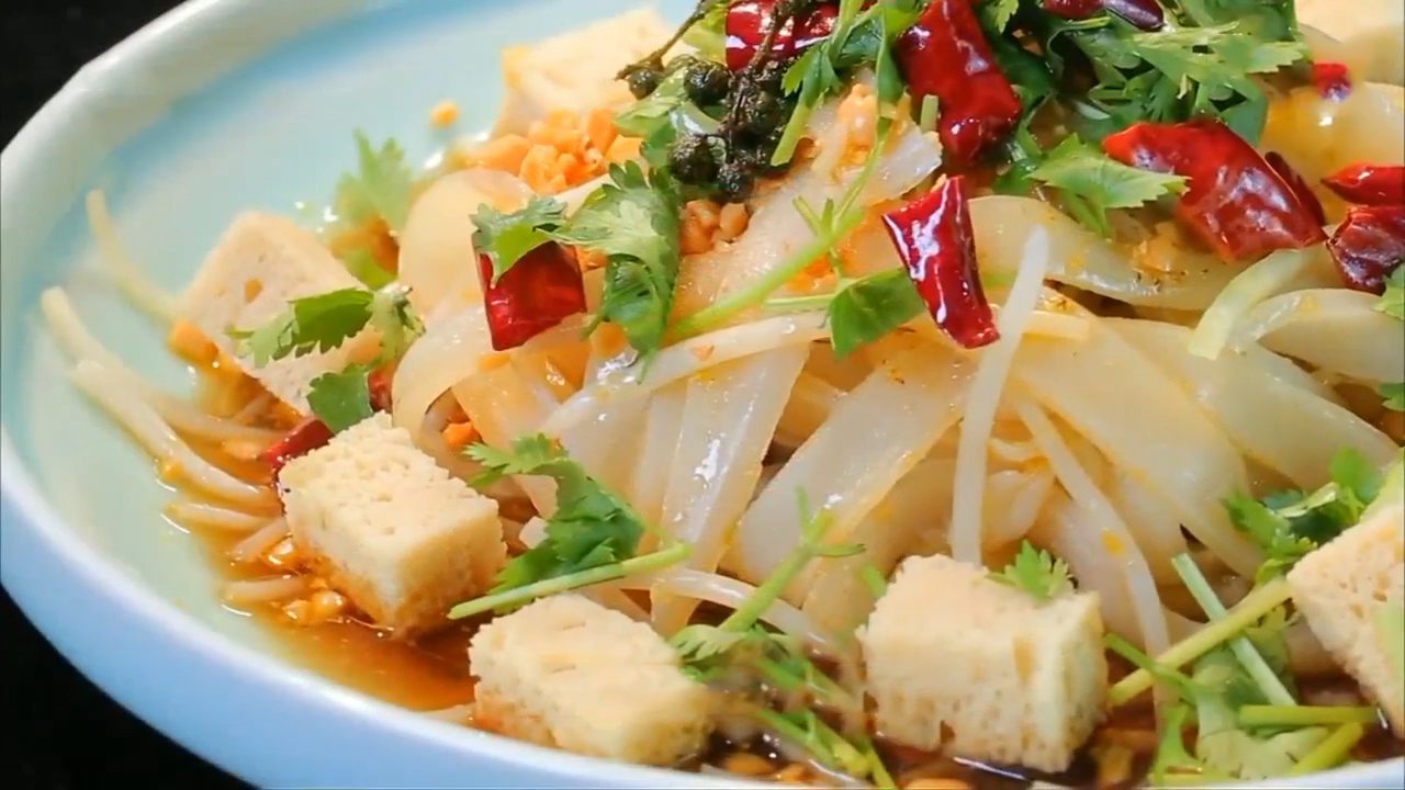 如何自制凉皮凉了也劲道,自制凉皮怎么做又滑又劲道