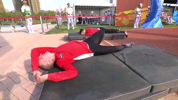 太帅了！军运会障碍跑男选手肌肉亮眼，跑完后躺垫“挣扎”太抢镜