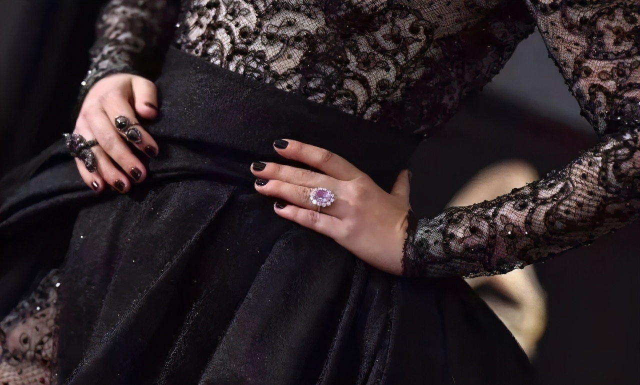 为什么英国总是把蓝宝石作为婚戒,王室贵族是如何挑选结婚戒指的