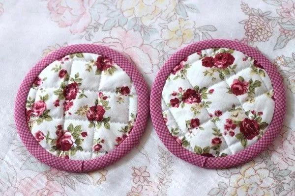 在家用几块小碎布，就能做个玫瑰零钱包，闺蜜看了都想要！附教程