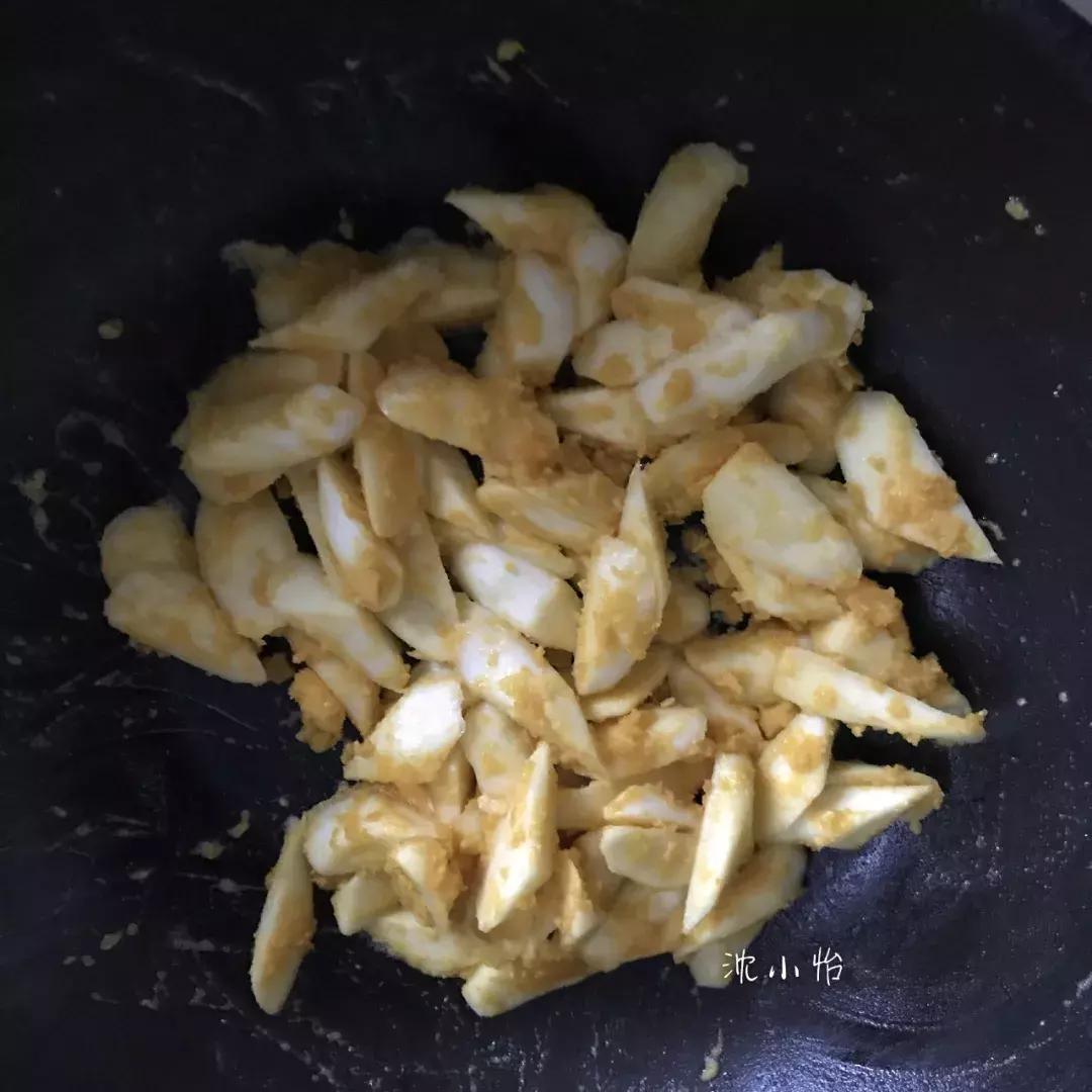 制作咸蛋黄的最好做法,咸蛋黄蒜蓉泥