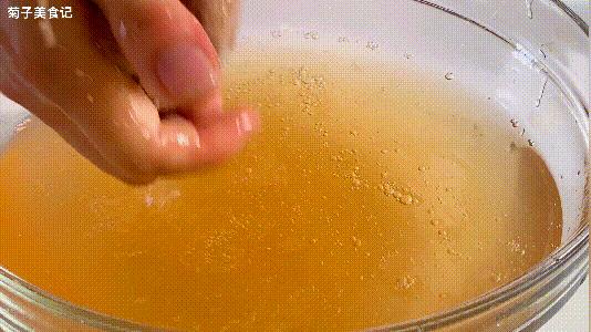 这款蜂蜜柠檬爱玉冻，冰冰凉凉酸甜可口，不愧是宝岛名小吃