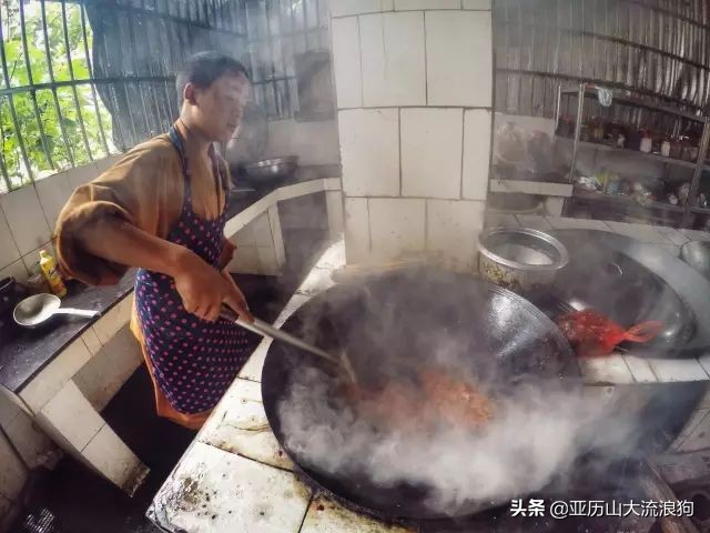 中缅边境的佛寺,旅途中遇到藏区僧人